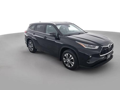 Black 2021 Toyota Highlander XLE