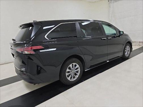 2022 Toyota Sienna XLE 8 Passenger