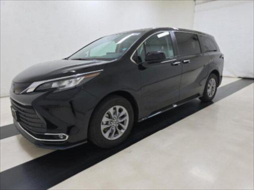 2022 Toyota Sienna XLE 8 Passenger