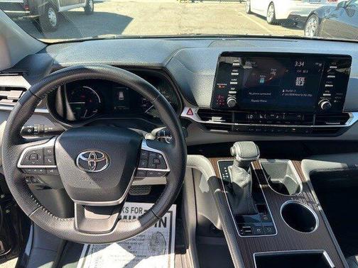 2022 Toyota Sienna XLE 8 Passenger