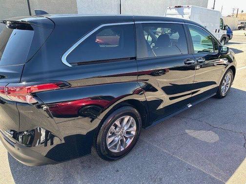 2022 Toyota Sienna XLE 8 Passenger