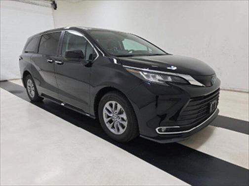 2022 Toyota Sienna XLE 8 Passenger
