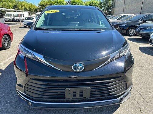 2022 Toyota Sienna XLE 8 Passenger