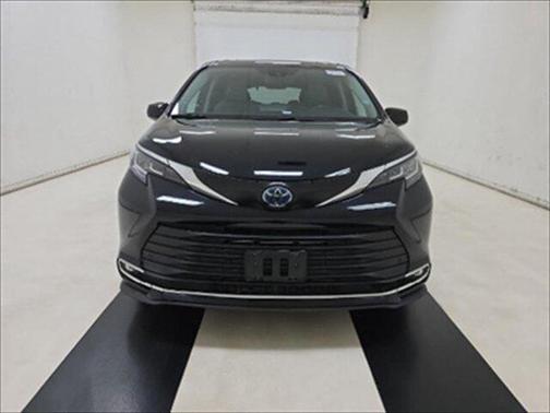 2022 Toyota Sienna XLE 8 Passenger