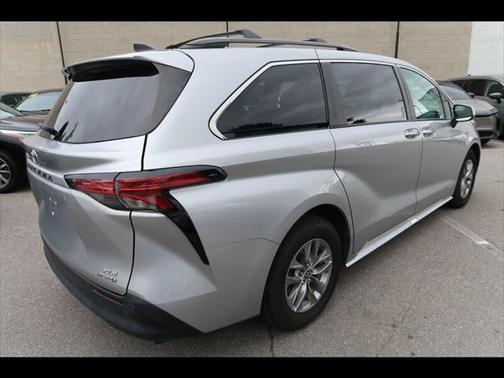 2021 Toyota Sienna XLE 8 Passenger