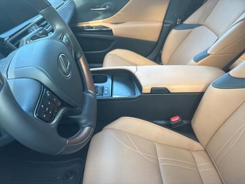 2025 Lexus ES 300h Luxury