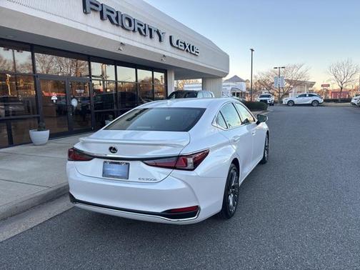 2025 Lexus ES 300h Luxury