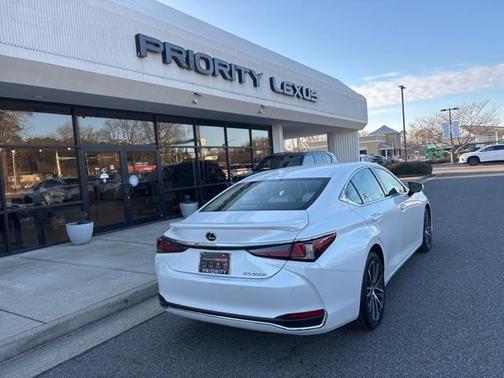 2024 Lexus ES 300h Base