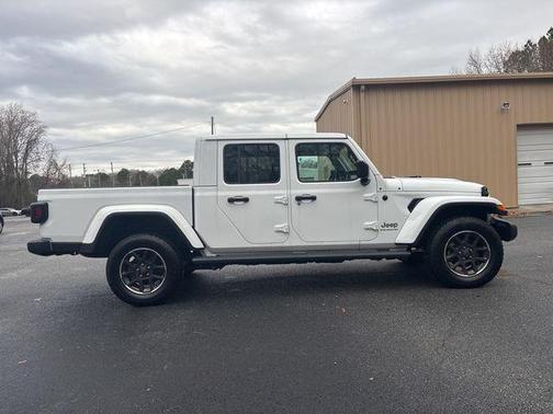 Bright White Clearcoat 2023 Jeep Gladiator Overland