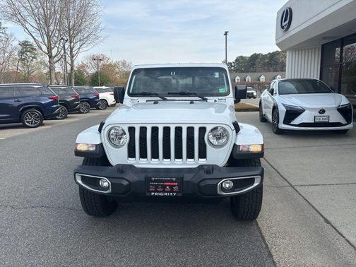 Bright White Clearcoat 2023 Jeep Gladiator Overland