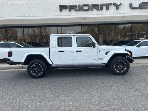 Bright White Clearcoat 2023 Jeep Gladiator Overland
