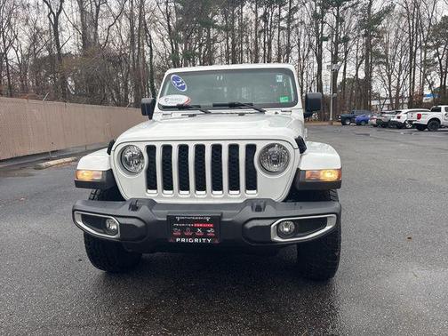 Bright White Clearcoat 2023 Jeep Gladiator Overland