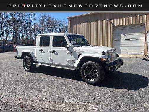 Bright White Clearcoat 2023 Jeep Gladiator Overland