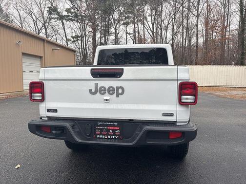 Bright White Clearcoat 2023 Jeep Gladiator Overland