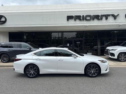 2025 Lexus ES 300h Base