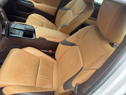 2020 Lexus ES 300h Ultra Luxury