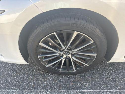 Eminent White Pearl 2025 Lexus ES 300h Base