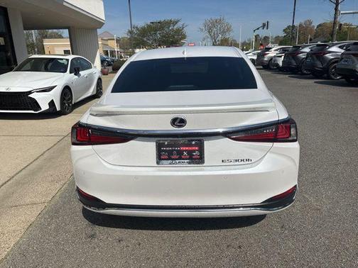 2025 Lexus ES 300h Base