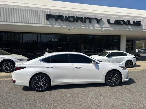 2025 Lexus ES 300h Base