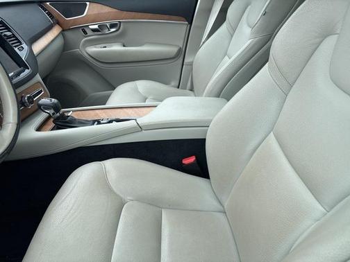 2022 Volvo XC90 T6 Momentum