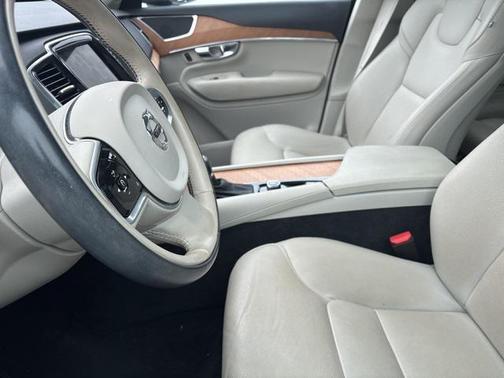 2022 Volvo XC90 T6 Momentum