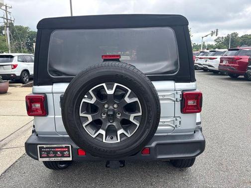 Silver Zynith Clearcoat 2024 Jeep Wrangler 4-Door Sahara 4x4