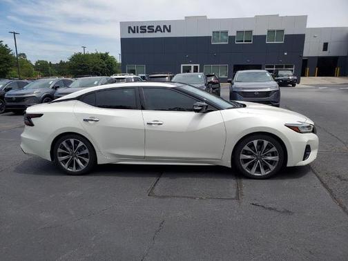 White 2023 Nissan Maxima Platinum