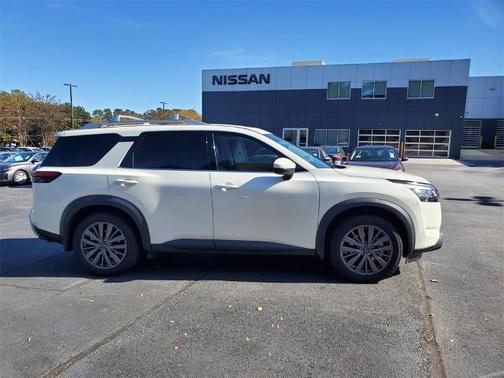 2022 Nissan Pathfinder SL