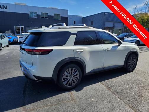 2022 Nissan Pathfinder SL