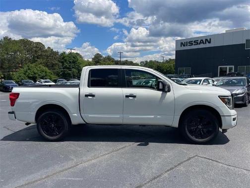2023 Nissan Titan SV