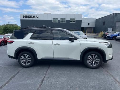 2023 Nissan Pathfinder SL