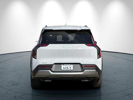 Glacial White Pearl 2026 Kia EV9 Wind