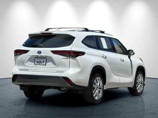 Pearl 2023 Toyota Highlander Hybrid Limited