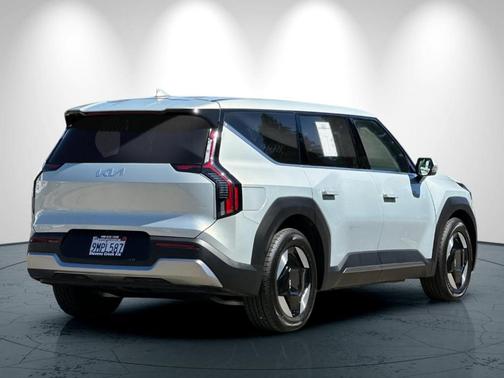 Ivory Silver 2024 Kia EV9 Light Long Range