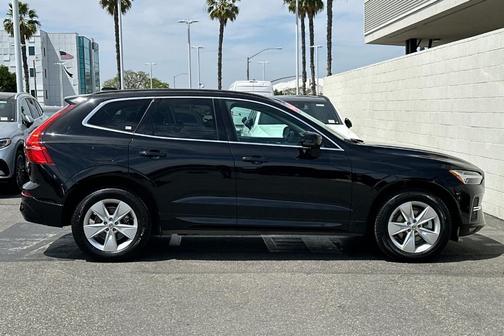 2022 Volvo XC60 B5 Momentum