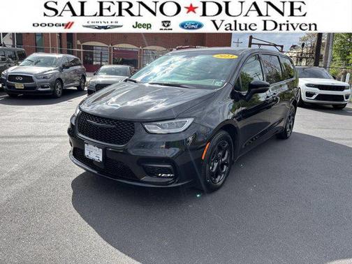 Brilliant Black Crystal Pearlcoat 2023 Chrysler Pacifica Hybrid Touring L