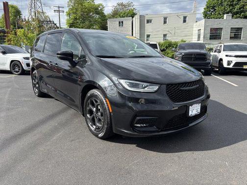 Brilliant Black Crystal Pearlcoat 2023 Chrysler Pacifica Hybrid Touring L