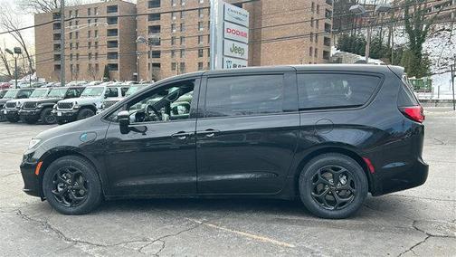 2022 Chrysler Pacifica Hybrid Touring L