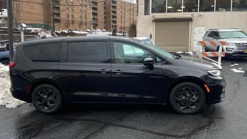 2022 Chrysler Pacifica Hybrid Touring L