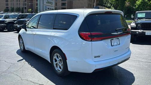 Bright White Clearcoat 2024 Chrysler Pacifica Limited