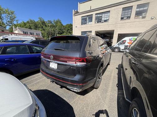 Black 2024 Volkswagen Atlas 2.0T SEL Premium R-Line 4MOTION