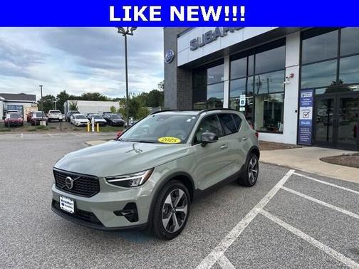 2025 Volvo XC40 B5 Plus Dark Theme