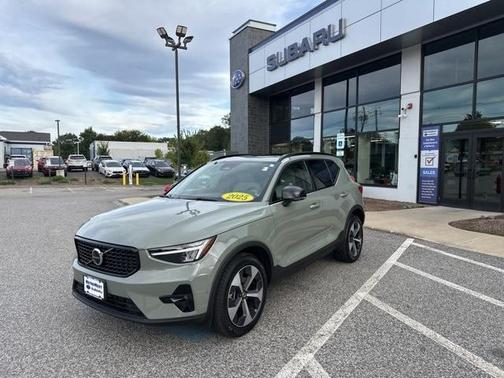 2025 Volvo XC40 B5 Plus Dark Theme