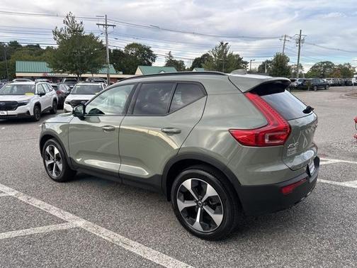 2025 Volvo XC40 B5 Plus Dark Theme