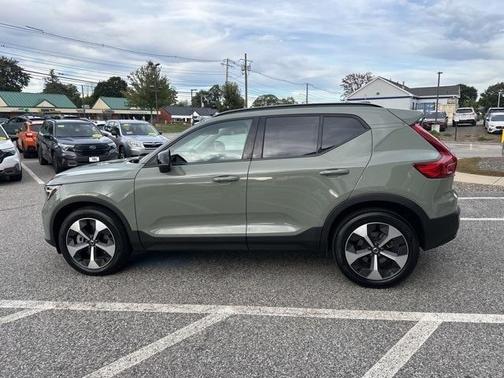 2025 Volvo XC40 B5 Plus Dark Theme