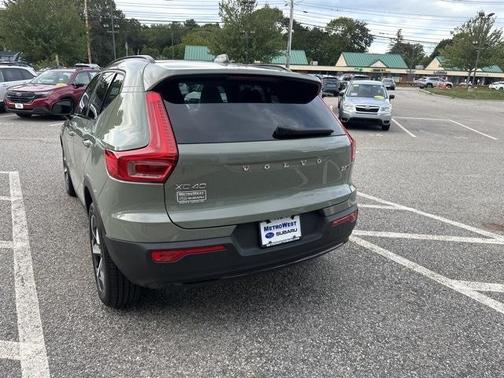 2025 Volvo XC40 B5 Plus Dark Theme