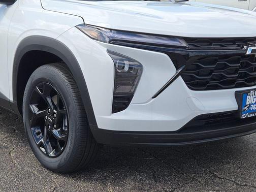 Summit White 2026 Chevrolet Trax LT