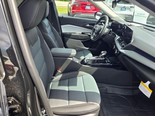 Mosaic Black Metallic 2026 Chevrolet Trax LT
