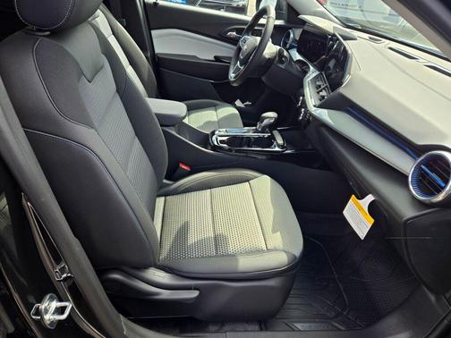 Mosaic Black Metallic 2026 Chevrolet Trax LT