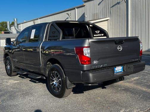 2023 Nissan Titan SV